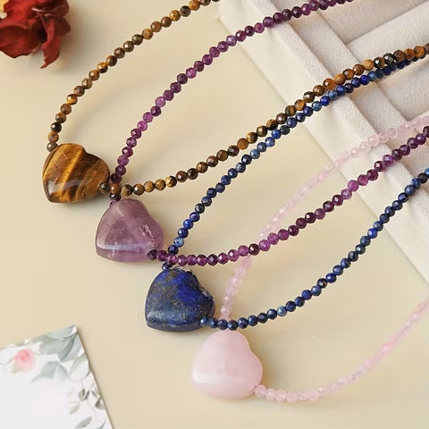 Collar de piedras y dije corazón
